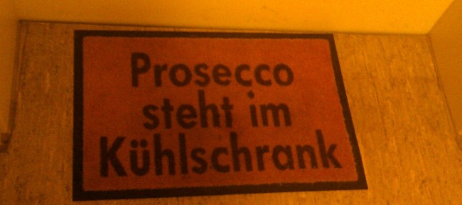 Willkommensgruß vor einer Münchner Wohnungstür. Wo sonst.