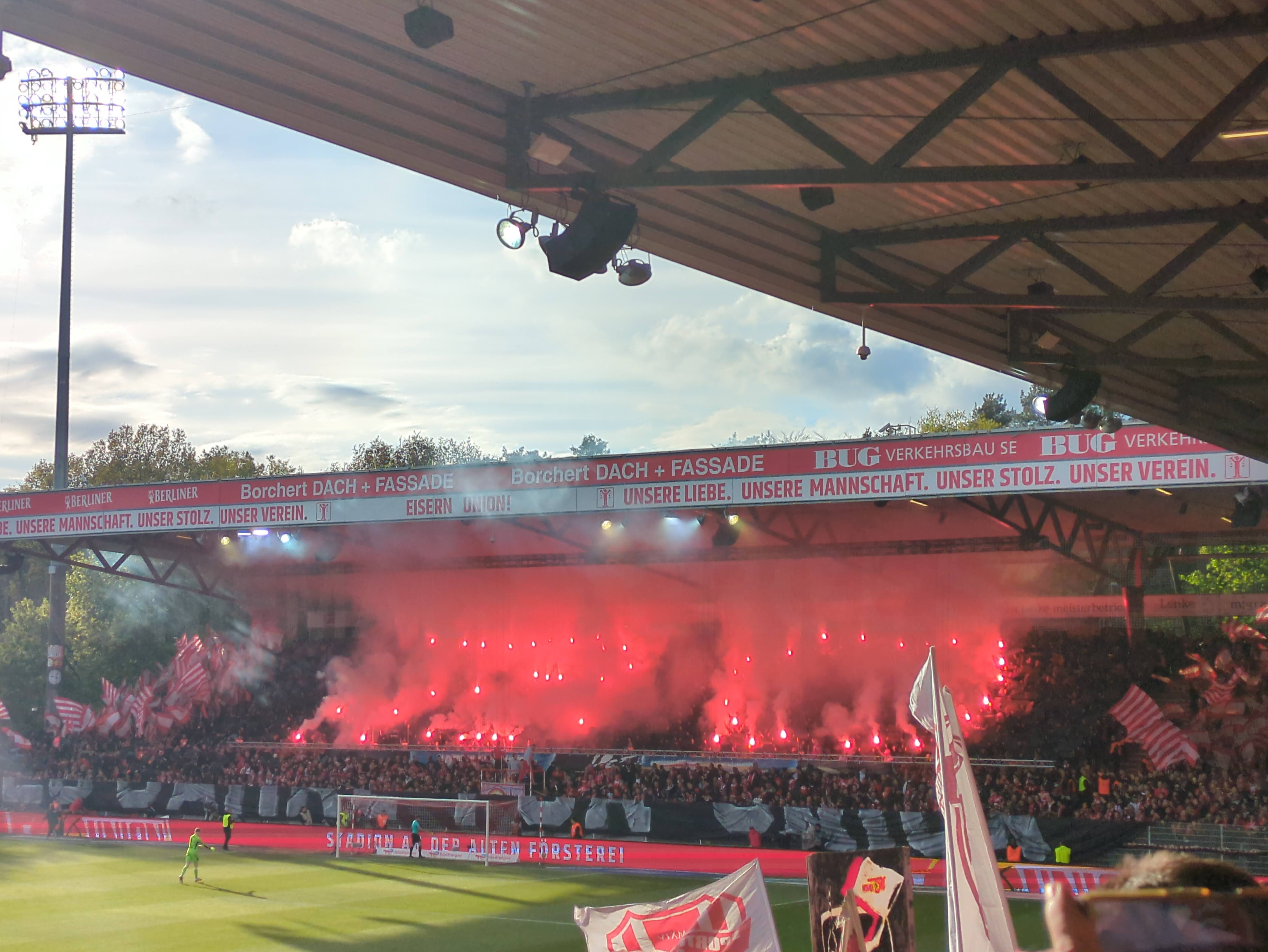 Alte Försterei, 20. April 2024 Union gegen Bayern, , im Fan-Block Pyro für das 20jährige Jubiläum